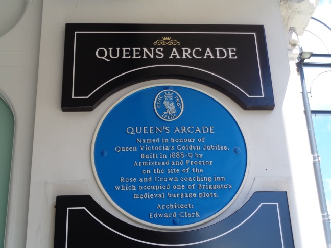 Queen'sQueensArcadeBluePlaqueMay032017.jpg
