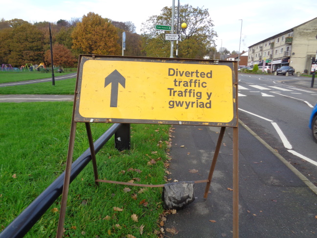 EnglishWelshTrafficSignKingLaneAlwoodleyNov262022..jpg